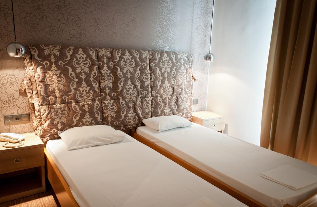 Metropolis Hotel Серес Екстериор снимка